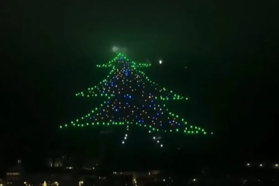 Αυτό είναι το μεγαλύτερο χριστουγεννιάτικο δέντρο στον κόσμο