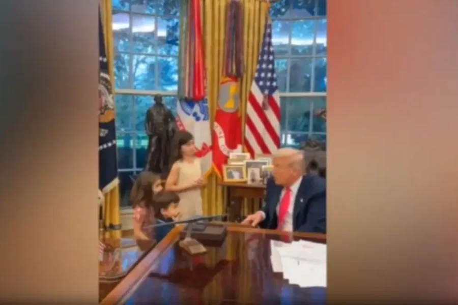 Viral o Τραμπ που συστήνεται σαν παιδάκι νηπιαγωγείου: «Με λένε Ντόναλντ»