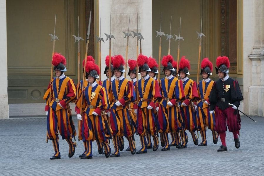 Φρουρός της Ελβετικής Φρουράς του Βατικανού έφτυσε περιφρονητικά Εβραίες – Έρευνα για την καταγγελία