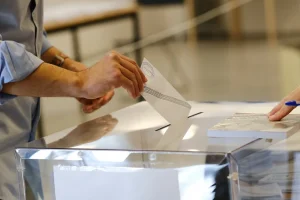 Δημοσκόπηση MRB: Πρώτη η Νέα Δημοκρατία με 15,6 μονάδες διαφορά από το ΠΑΣΟΚ