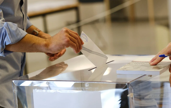 Δημοσκόπηση MRB: Πρώτη η Νέα Δημοκρατία με 15,6 μονάδες διαφορά από το ΠΑΣΟΚ