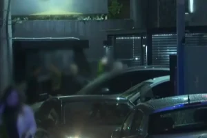 Έκρηξη έξω από το νυχτερινό κέντρο στο Μπουρνάζι στο οποίο είχε πέσει νεκρός 37χρονος από μαχαίρωμα