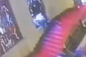 Ιταλός πολιτικός έπεσε με το κεφάλι πάνω σε πολύτιμο βιτρό και το έσπασε – Δείτε βίντεο