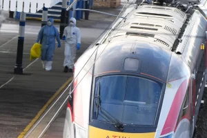 Επίθεση με μαχαίρι σε τρένο στη Βρετανία -Στο δικαστήριο ο 32χρονος δράστης