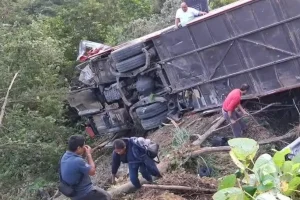 Ισημερινός: Τουλάχιστον 21 νεκροί και 40 τραυματίες σε τροχαίο με λεωφορείο