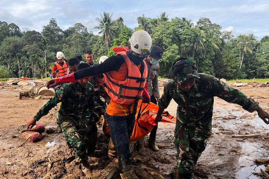 Φονικές πλημμύρες στην Ινδονησία: Στους 442 αυξήθηκε ο αριθμός των νεκρών