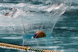 Πρωτοφανές επεισόδιο σε αγώνα πόλο στην Πάτρα: Έσπασε τη μύτη αντιπάλου και του έβαλαν χειροπέδες