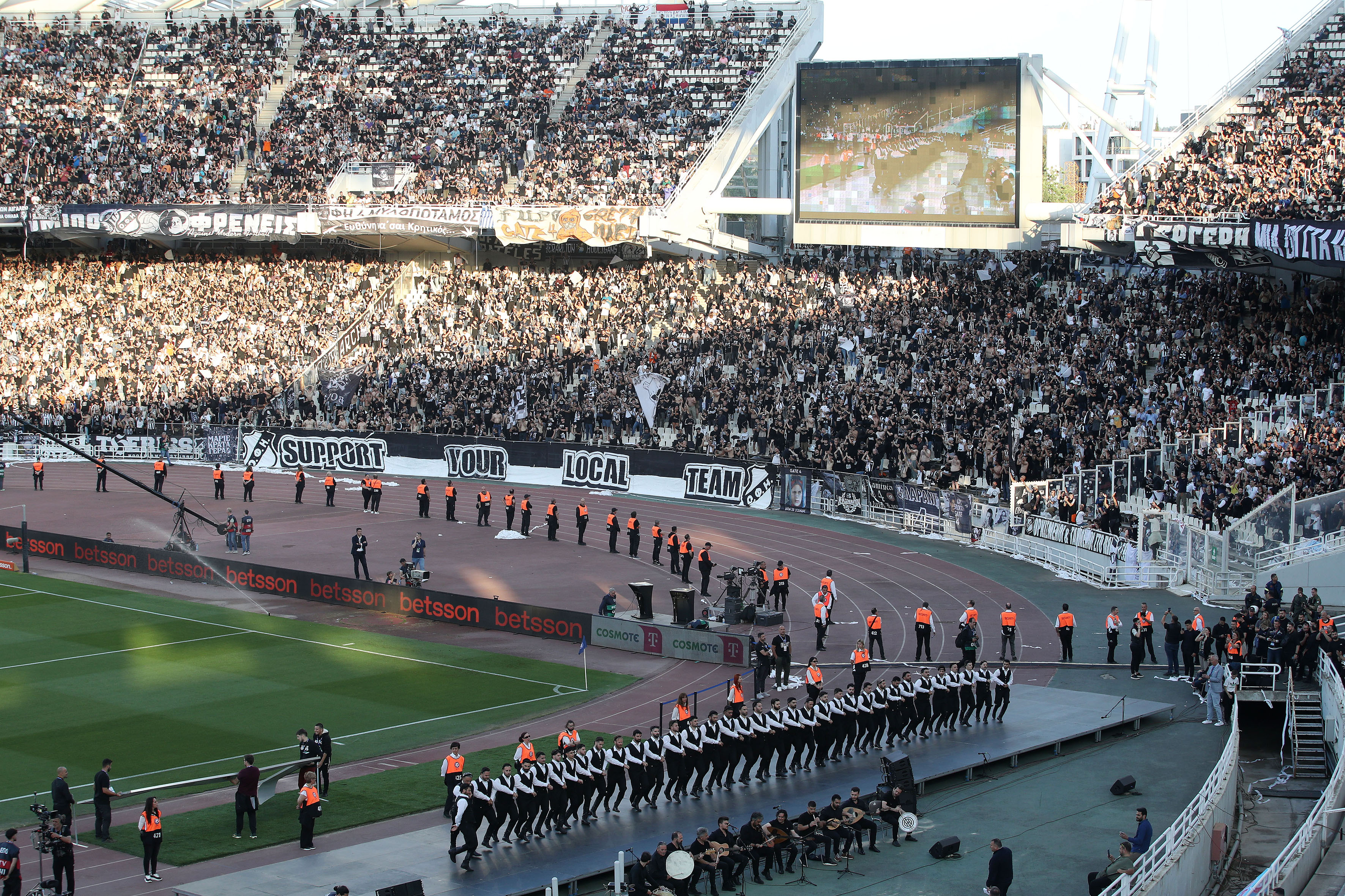 ΟΦΗ: Στο αεροδρόμιο οι οπαδοί τα…”έψαλαν” στους παίκτες και έκρουσαν καμπανάκι κινδύνου