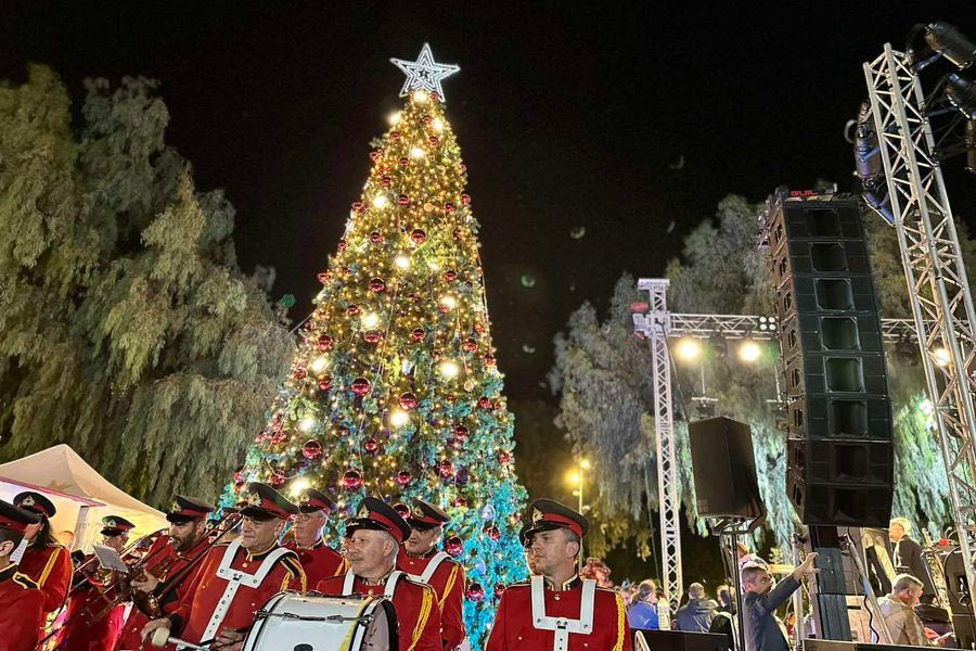 (ΒΙΝΤΕΟ & ΦΩΤΟ) Το Ηράκλειο φόρεσε τα γιορτινά του – Φωταγωγήθηκε το χριστουγεννιάτικο δέντρο