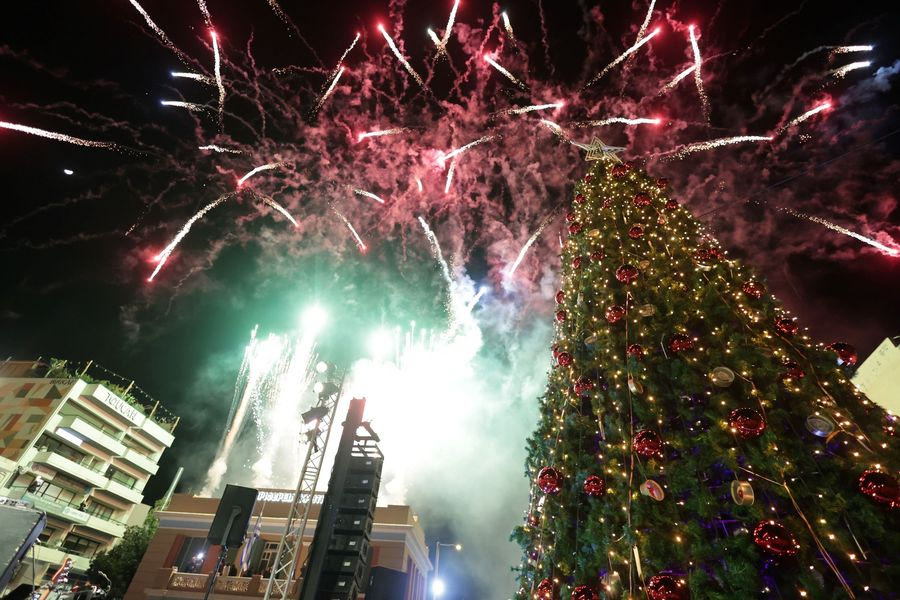(ΒΙΝΤΕΟ & ΦΩΤΟ) Η νύχτα έγινε μέρα στο Ηράκλειο – Τα στιγμιότυπα από την φωταγώγηση του χριστουγεννιάτικου δέντρου