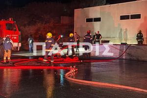 (ΦΩΤΟ + ΒΙΝΤΕΟ) Μεγάλες οι ζημιές στην αποθήκη τροφίμων – Τα αίτια της φωτιάς