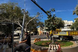 Νέα φωτιστικά σώματα στην πλατεία Ελευθερίας