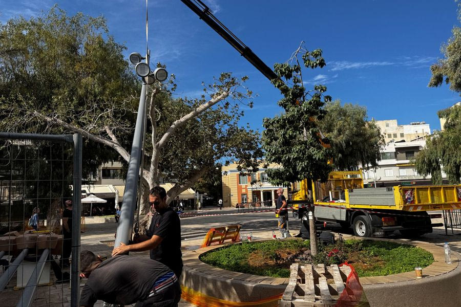 Νέα φωτιστικά σώματα στην πλατεία Ελευθερίας