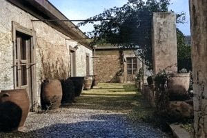 Αυλή σπιτιού στρωμένη με βότσαλο στην Κρήτη