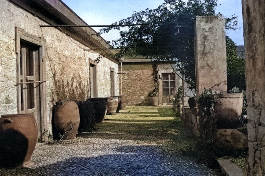 Αυλή σπιτιού στρωμένη με βότσαλο στην Κρήτη