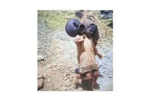 Παιδί κουβαλά στάμνα στην Κρήτη, το 1934