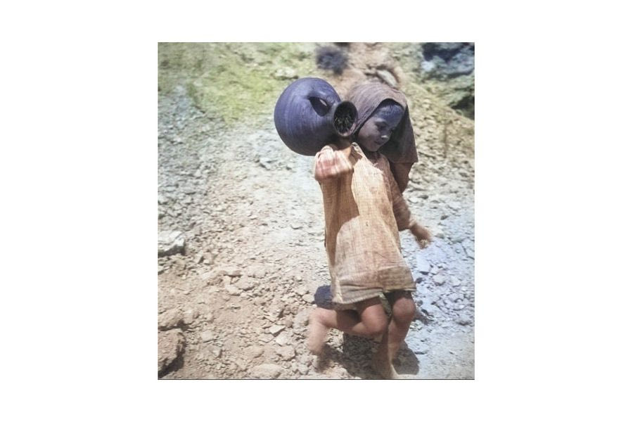 Παιδί κουβαλά στάμνα στην Κρήτη, το 1934