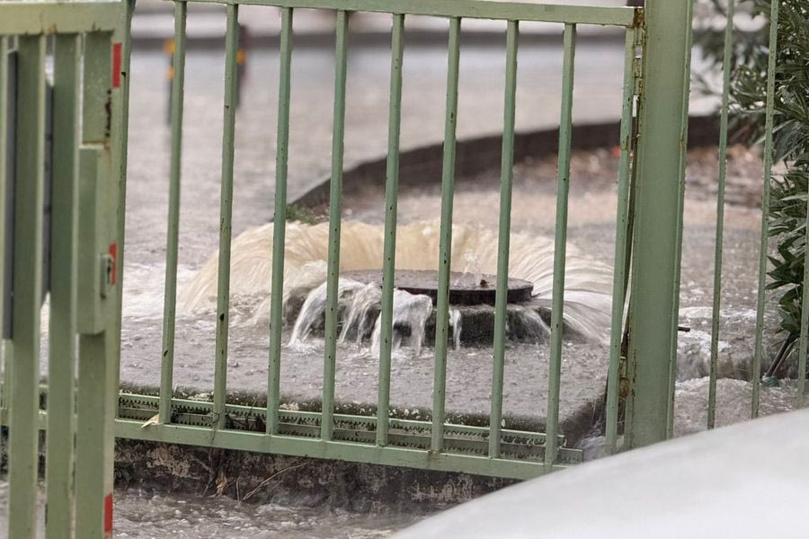 (ΒΙΝΤΕΟ & ΦΩΤΟ) Πλημμύρισε φρεάτιο στο ΠΑΓΝΗ