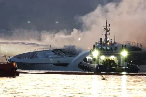 Πειραιάς: Φωτιά σε γιοτ στη Μαρίνα Ζέας – Βυθίστηκαν 3, στις φλόγες ακόμα ένα σκάφος