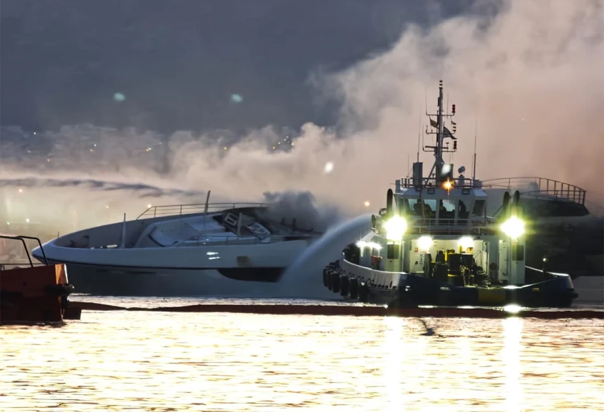 Πειραιάς: Φωτιά σε γιοτ στη Μαρίνα Ζέας – Βυθίστηκαν 3, στις φλόγες ακόμα ένα σκάφος