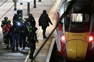 Δέκα άνθρωποι μαχαιρώθηκαν μέσα σε τρένο στη Βρετανία, δύο συλλήψεις – Δείτε βίντεο