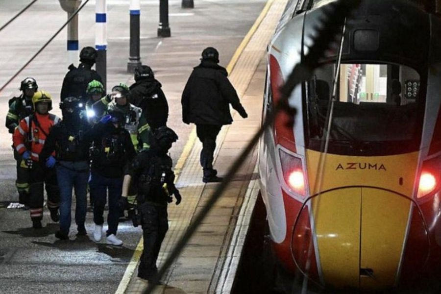 Δέκα άνθρωποι μαχαιρώθηκαν μέσα σε τρένο στη Βρετανία, δύο συλλήψεις – Δείτε βίντεο
