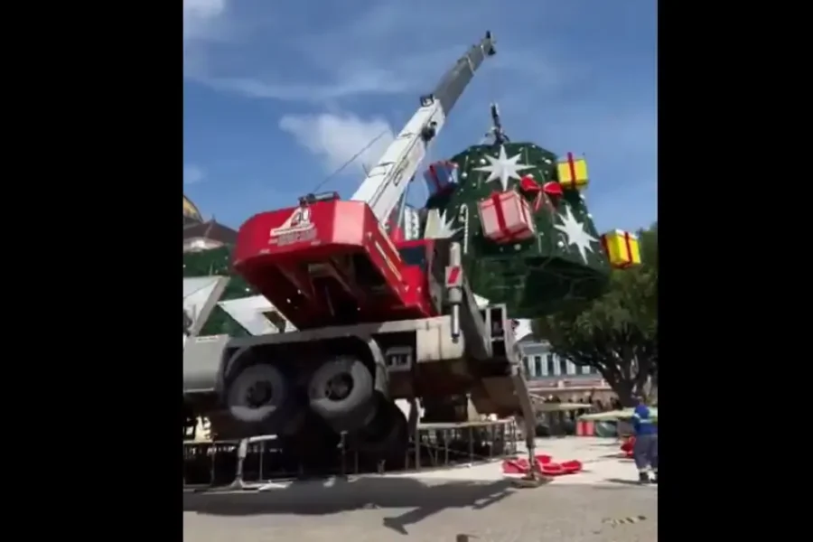 Τραγικό δυστύχημα στη Βραζιλία: 40χρονος καταπλακώθηκε από γερανό ενώ έστηνε χριστουγεννιάτικο δέντρο – Δείτε βίντεο