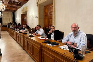 Ηράκλειο: Με τις ψήφους της συμπολίτευσης πέρασαν οι αυξήσεις στα δημοτικά τέλη