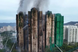Χονγκ Κονγκ: Στους 94 οι νεκροί από την φωτιά στις πολυκατοικίες – Μαίνεται για 3η ημέρα ο πύρινος εφιάλτης
