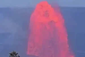 Χαβάη: Η εντυπωσιακή έκρηξη του ηφαιστείου Κιλαουέα – Η λάβα εκτοξεύτηκε πάνω από 120 μέτρα