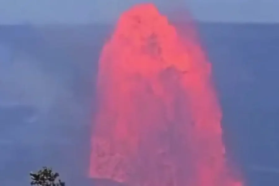 Χαβάη: Η εντυπωσιακή έκρηξη του ηφαιστείου Κιλαουέα – Η λάβα εκτοξεύτηκε πάνω από 120 μέτρα