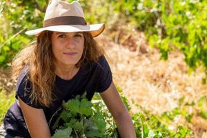 Μέλαμπες Ρεθύμνου: Η νεαρή οινοποιός Ηλιάνα Μαλίχιν στο ακριβότερο περιοδικό του Λονδίνου