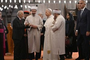 Κωνσταντινούπολη: Το τέμενος Σουλταναχμέτ και τη Συριακή Ορθόδοξη Εκκλησία επισκέφθηκε ο Πάπας