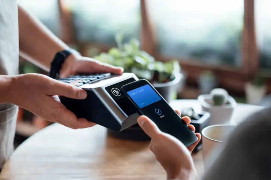 IRIS: Τι αλλάζει από την 1η Δεκεμβρίου σε καταστήματα και e‑shops – Πρόστιμα έως 20.000 ευρώ για όσους δεν συμμορφωθούν