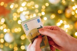Δώρο Χριστουγέννων 2025: Γιατί θα καταβληθεί νωρίτερα φέτος