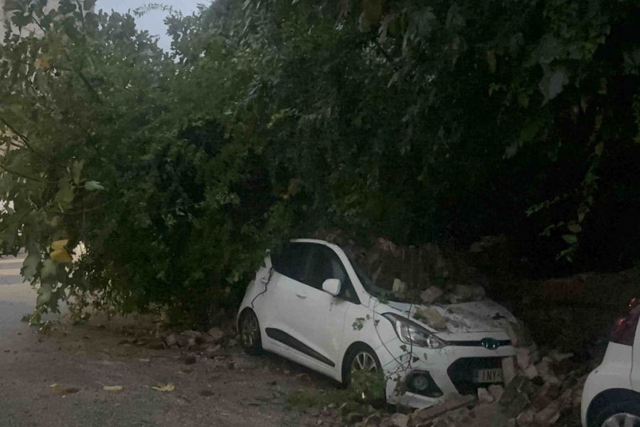 Κατέρρευσε τοιχίο και καταπλάκωσε αυτοκίνητα στην Κέρκυρα