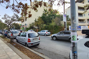 «Σταμάτα – ξεκίνα» γιατί πεζοδρόμιο δεν υπάρχει!