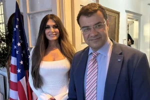 Στην Ύδρα η Κίμπερλι Γκιλφόιλ, τιμήθηκε με μετάλλιο του Δήμου