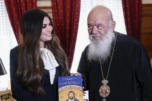 Με τον Αρχιεπίσκοπο Ιερώνυμο συναντήθηκε η Κίμπερλι Γκιλφόιλ: «Είναι θαυμάσιο που σας γνωρίζω» είπε η πρέσβης των ΗΠΑ