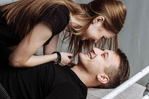 Οι γυναίκες κρύβουν τους συντρόφους τους στο διαδίκτυο και οι λόγοι είναι πολλοί