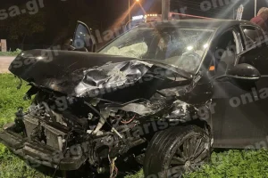 Τροχαίο στη Λάρισα με τριπλό εγκλωβισμό