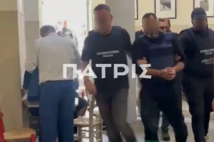 (ΦΩΤΟ) Βορίζια: Στα δικαστήρια με αλεξίσφαιρα γιλέκα οι κατηγορούμενοι από την οικογένεια Καργάκη