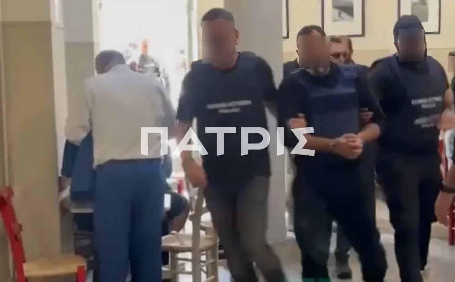 (ΦΩΤΟ) Βορίζια: Στα δικαστήρια με αλεξίσφαιρα γιλέκα οι κατηγορούμενοι από την οικογένεια Καργάκη