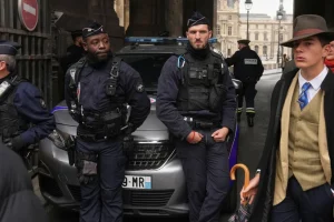 Λύθηκε το μυστήριο της viral φωτογραφίας από τη μέρα της ληστείας στο Λούβρο – Ποιος είναι ο «νεαρός με τη φεντόρα»;