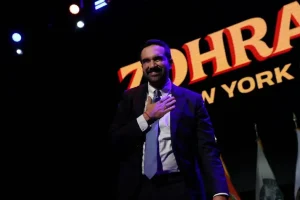 Ζοχράν Μαμντάνι: Δείτε τον να χορεύει σε κλαμπ το «Not Like Us» του Κέντρικ Λαμάρ λίγες ημέρες πριν εκλεγεί δήμαρχος Νέας Υόρκης