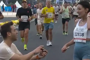 42ος Αυθεντικός Μαραθώνιος Αθήνας 2025: Πρόταση γάμου στον τερματισμό των 10 χλμ