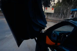 «Πάτα το!» – Οδηγός με Mclaren έκανε επίδειξη ταχύτητας και αστυνομικός που τον σταμάτησε του είπε να δώσει… γκάζι (Βίντεο)