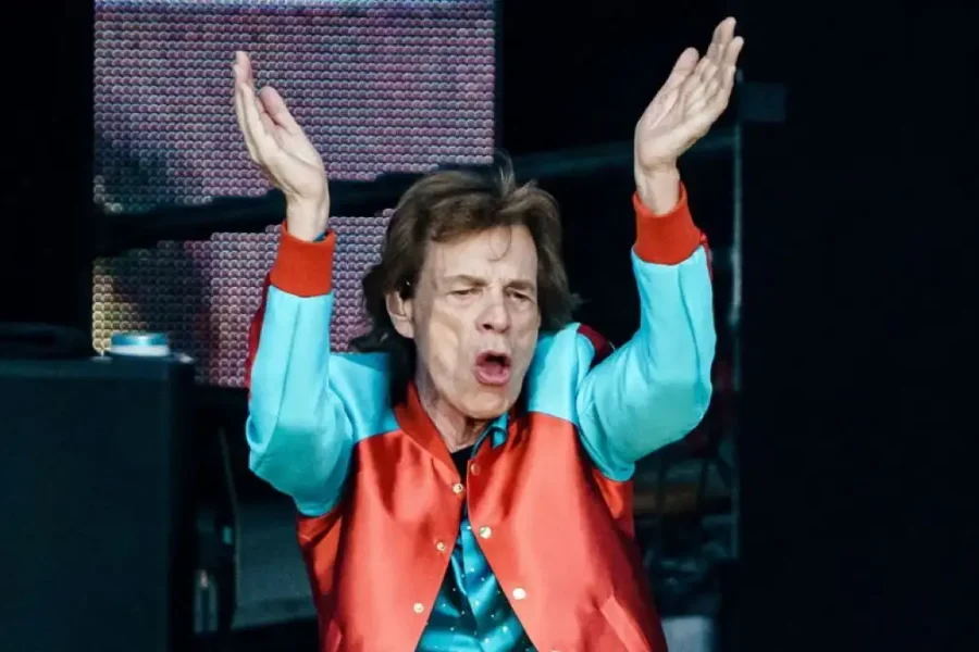 Ο θρυλικός Μικ Τζάγκερ στο Ρέθυμνο – Επισκέφθηκε το Μουσείο Αρχαίας Ελεύθερνας και ενθουσιάστηκε με τα εκθέματα