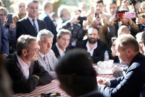 Από χωματόδρομο φυγάδευσαν τον Κυριάκο για να μην «πέσει» πάνω στους εξαγριωμένους αγρότες! Μέρα αγροτιάς και εργατιάς η χθεσινή! Σκληρά στελέχη της ΝΔ προσεγγίζουν οι Σαμαρικοί!