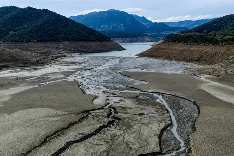 Νέα συρρίκνωση της έκτασης της λίμνης του Μόρνου μέσα σε μόλις 15 μέρες